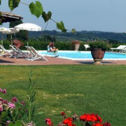 Agriturismo_piscina, prato e fiori