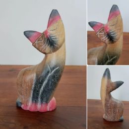Statuina gatto in legno dipinto rosa e nero, stile moderno
