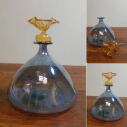 Decanter bottiglia vintage in vetro soffiato azzurro con tappo ambra