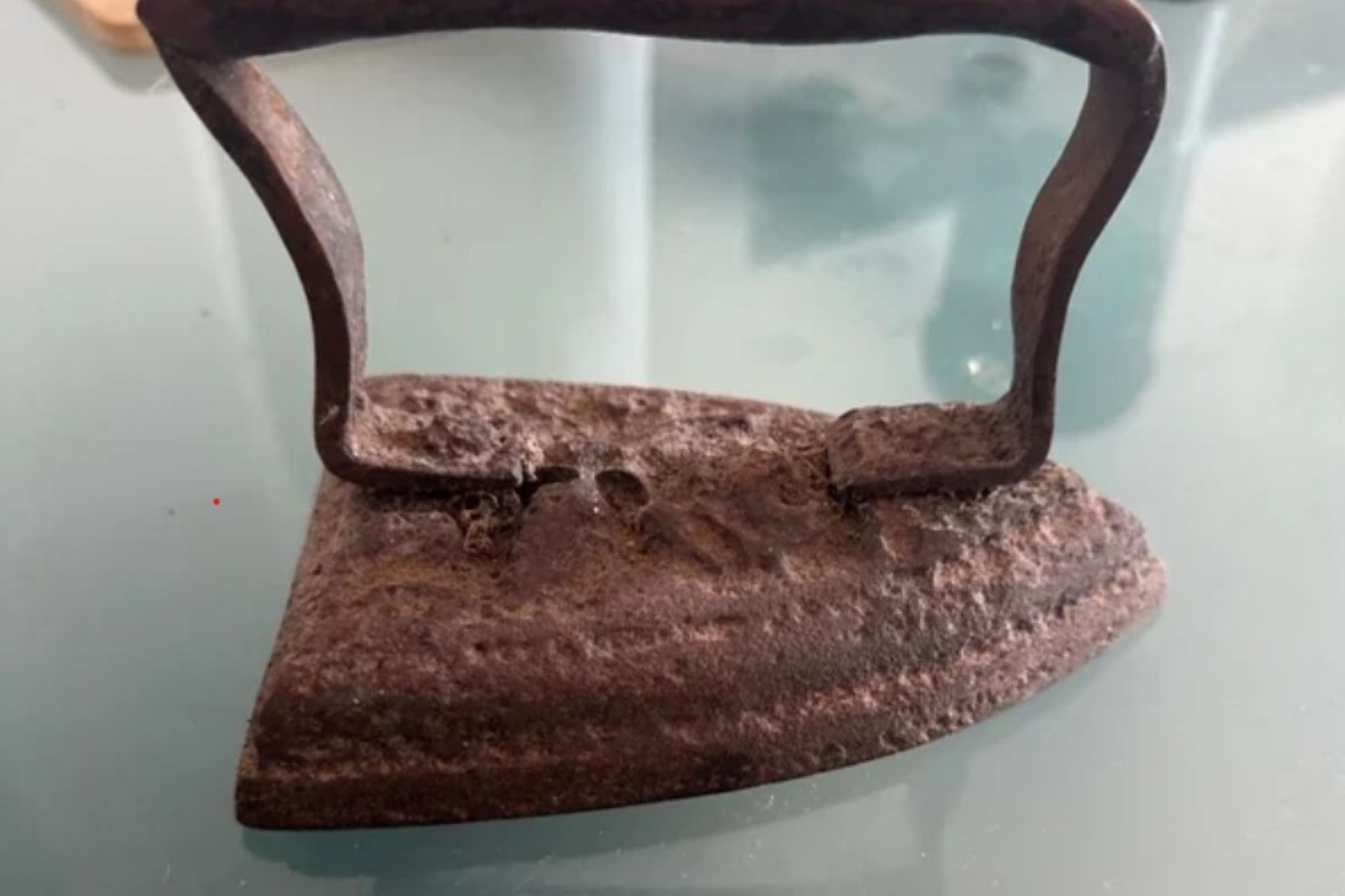 Antico ferro da stiro in ghisa
